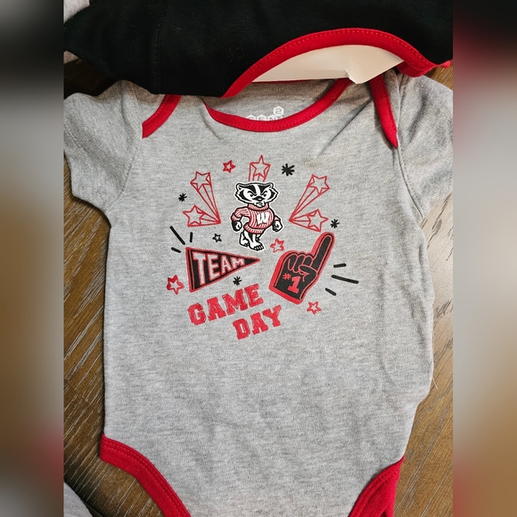 Gen2 Infant Wisconsin Badgers 3-Piece Creeper set 12 month - Picture 2 of 5